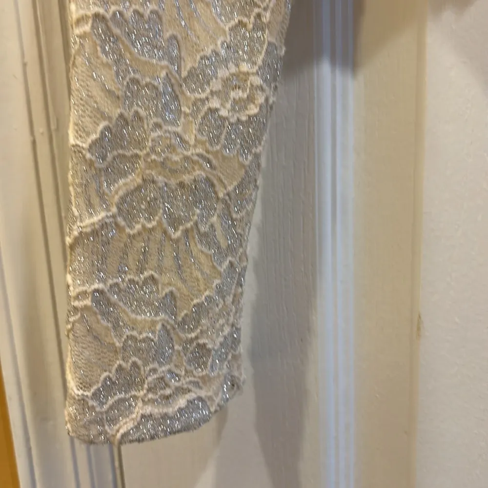 BeBe BRAND CREME LACE L/S TOP HAS BUILT IN LINING PRETTY AND VERSATILE MEDIUM - Image 6