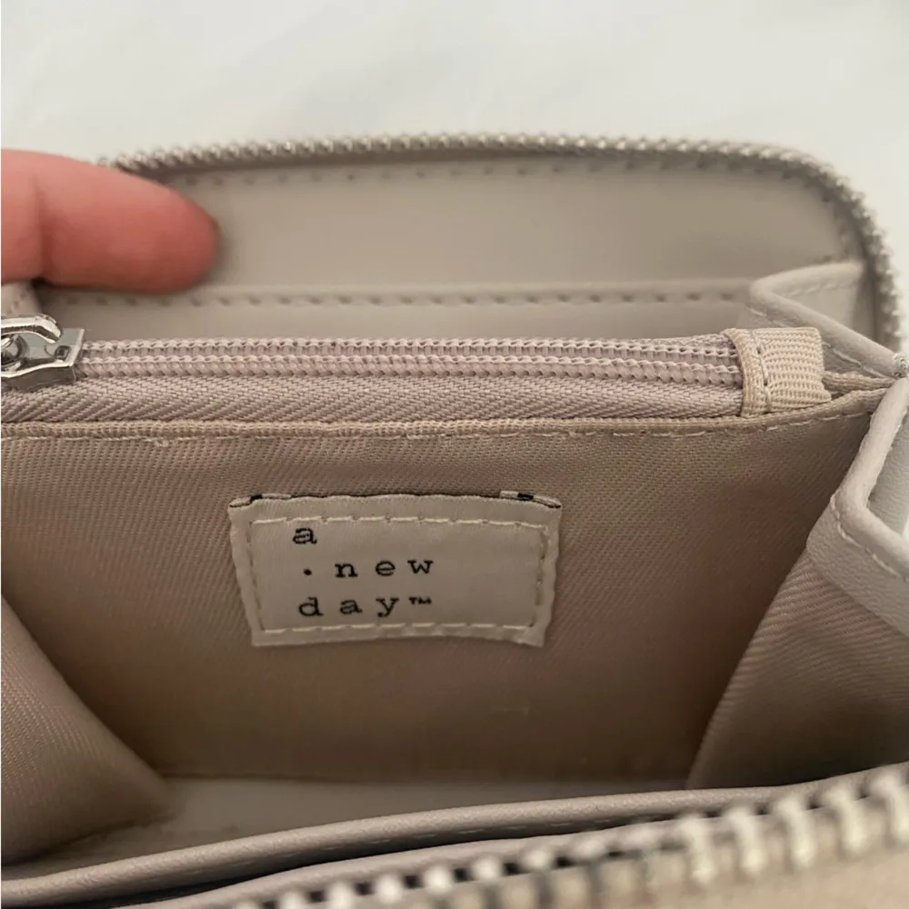 A New Day Light Grey target wallet - Image 3