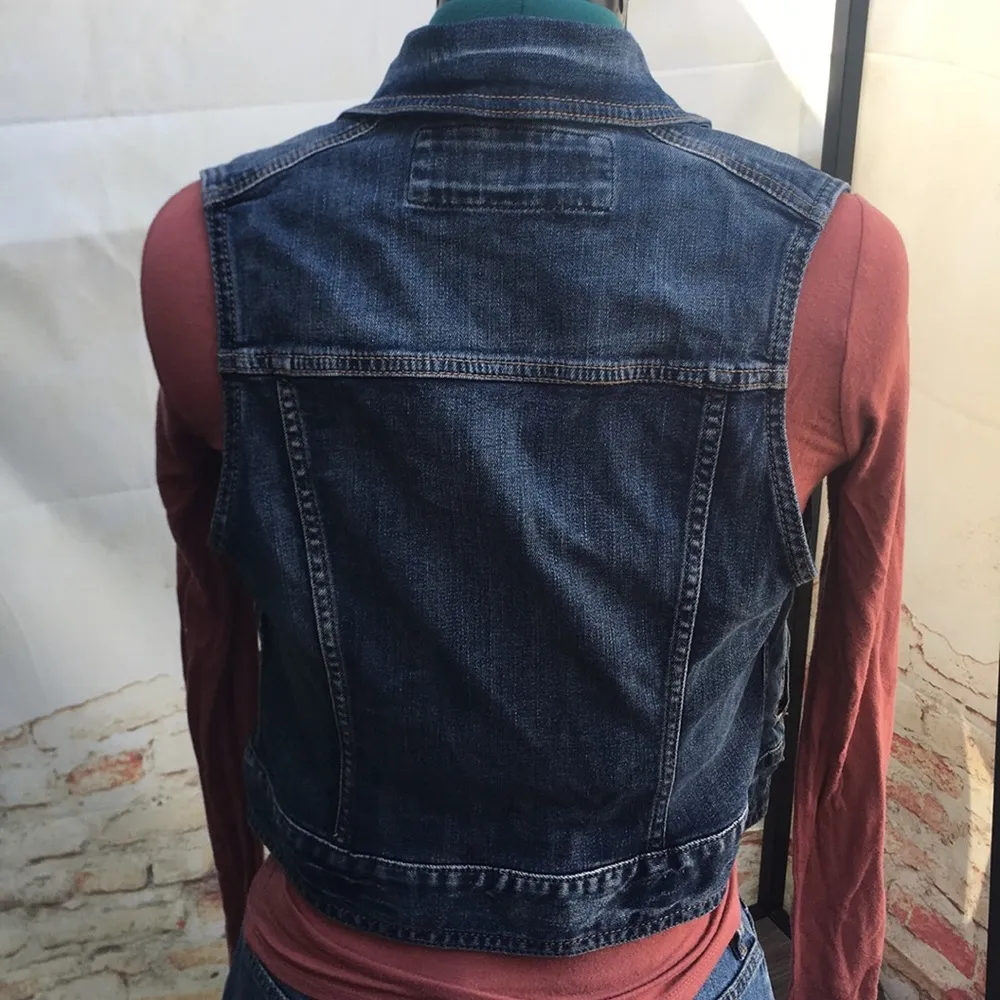 EXPRESS  Cropped Button Up Denim Jean Vest with Pockets - Image 4