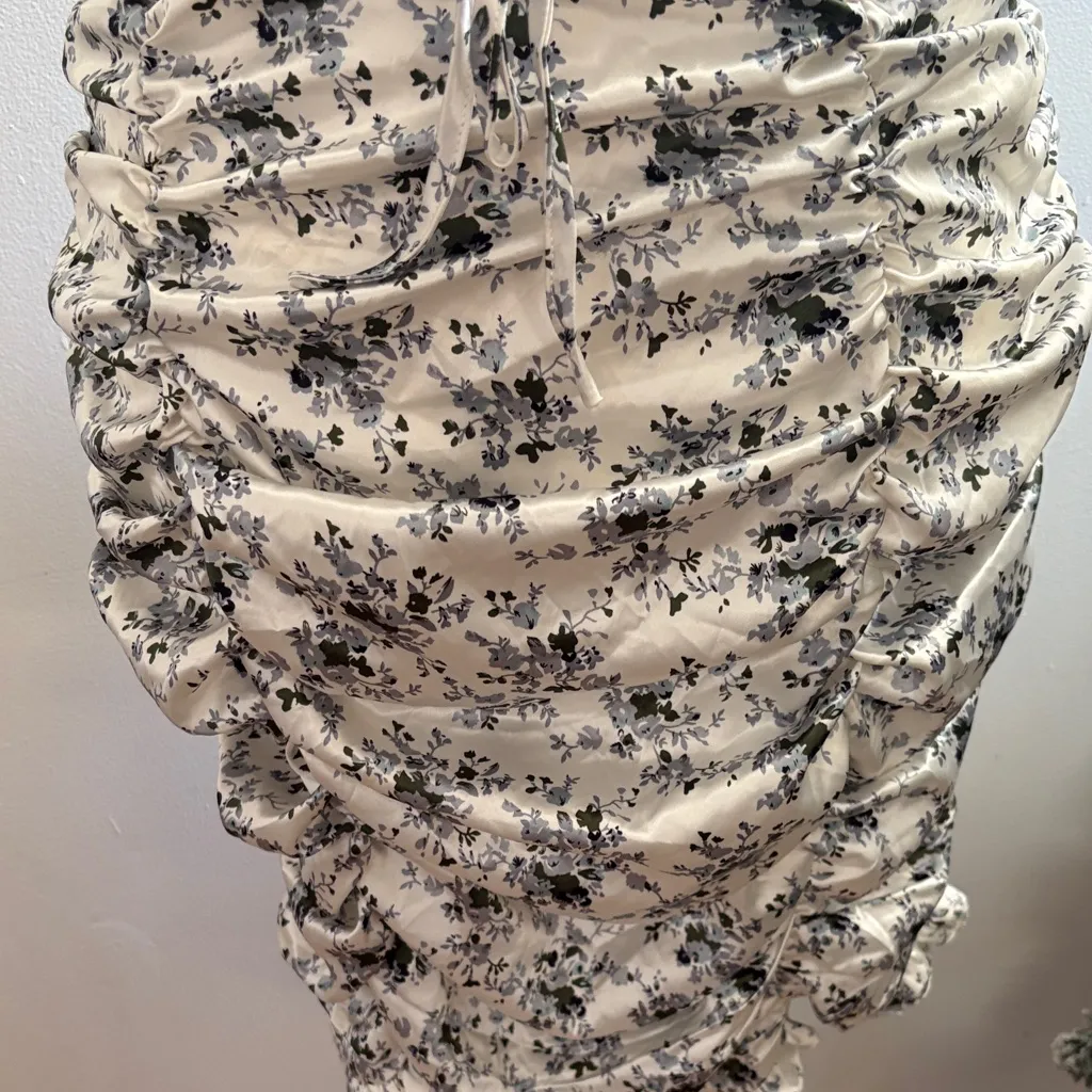 PrettyLittleThing Black and White Floral Mini Dress - Image 3