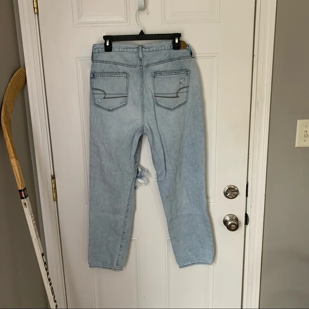 AE MOM JEANS LIGHT WASH - Image 2