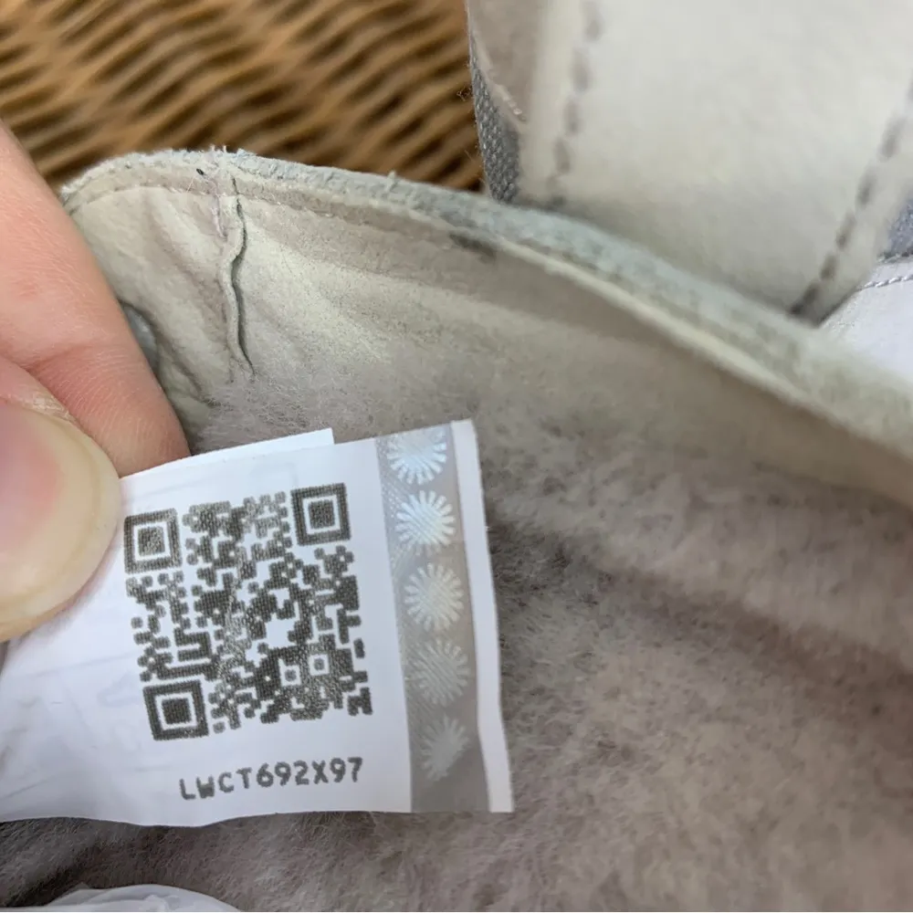 UGG Bethany Lace Up Ankle Boot Light Gray Size 10 Women’s - Image 8