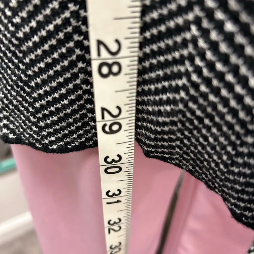 Women's Black and White Herringbone Sweater Size M - Image 5