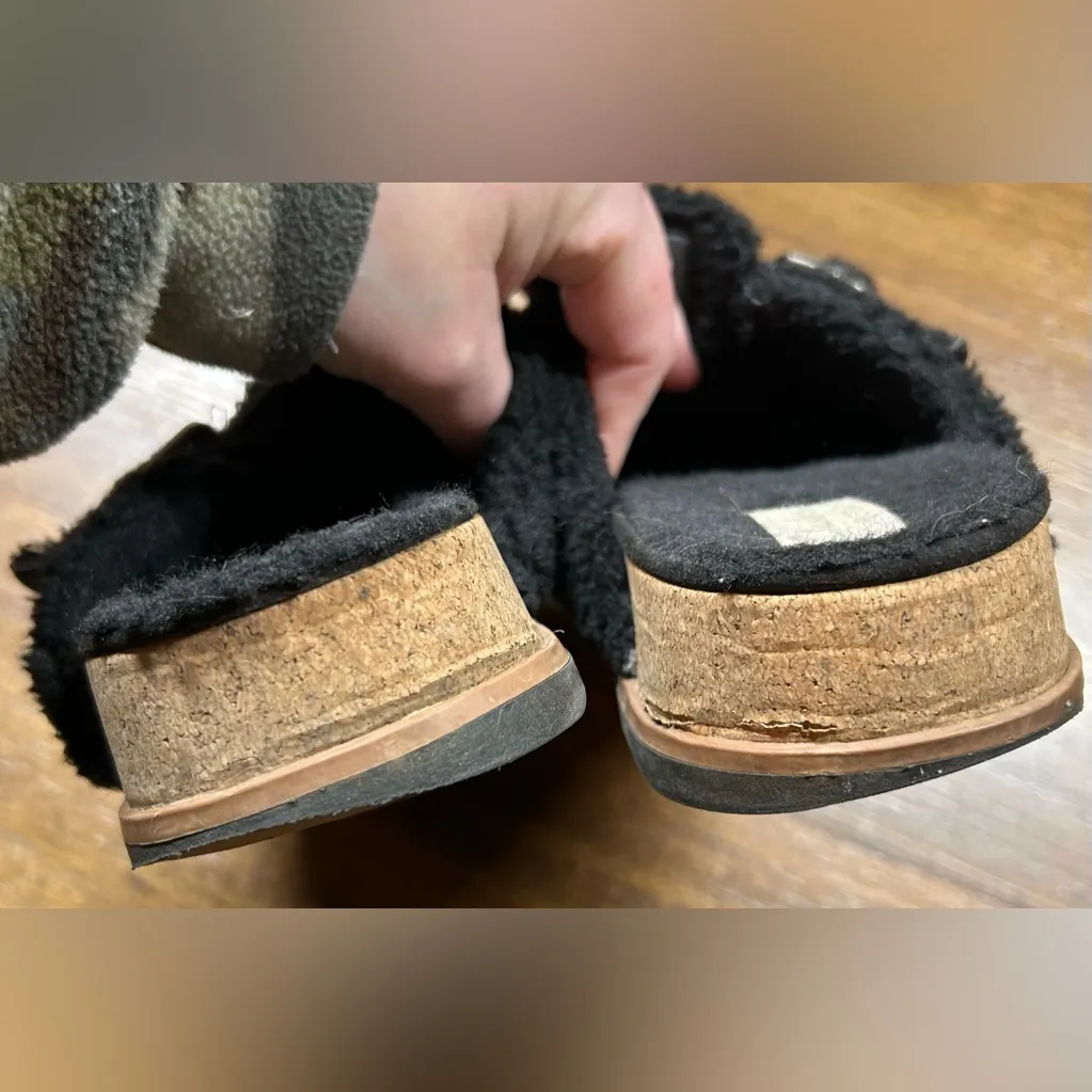 Clarks Size 7.5M Brynn Myle Fuzzy Slip On - Image 4