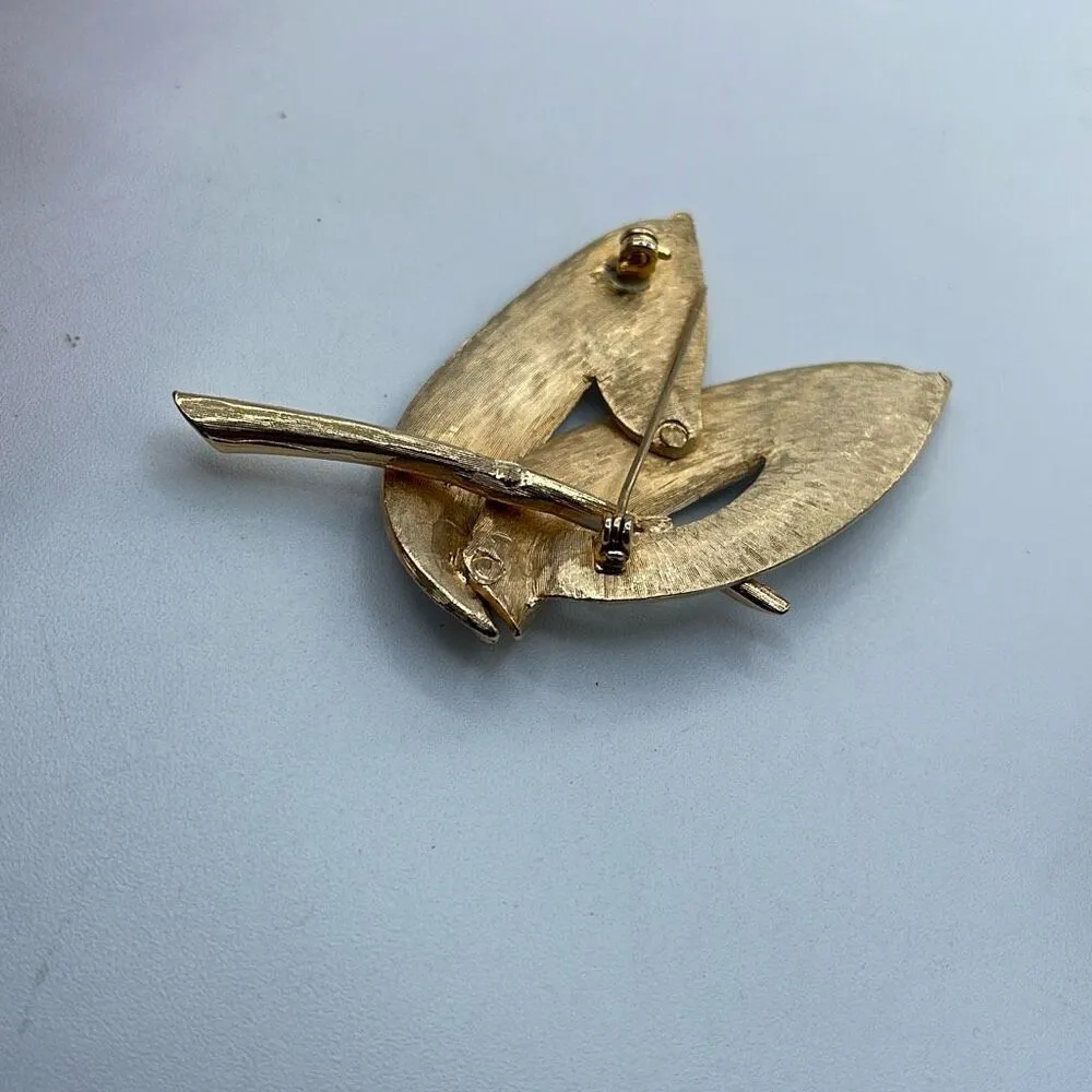 Vintage brushed leaf brooch with white enamel decor Gold - Image 3