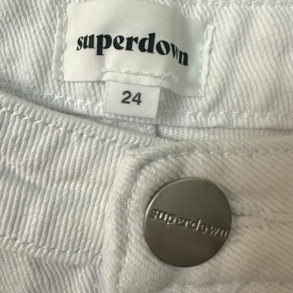 Revolve Superdown Denim Shorts in White Size 24 Cut Offs Low Rise - Image 4