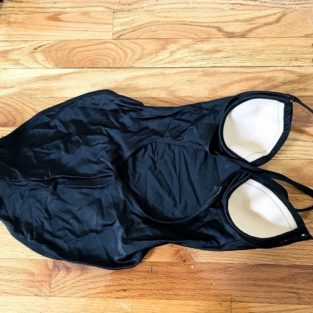 La Blanca black one piece swimsuit. Size 6. Low back. High cut leg.Underwire Bra - Image 4