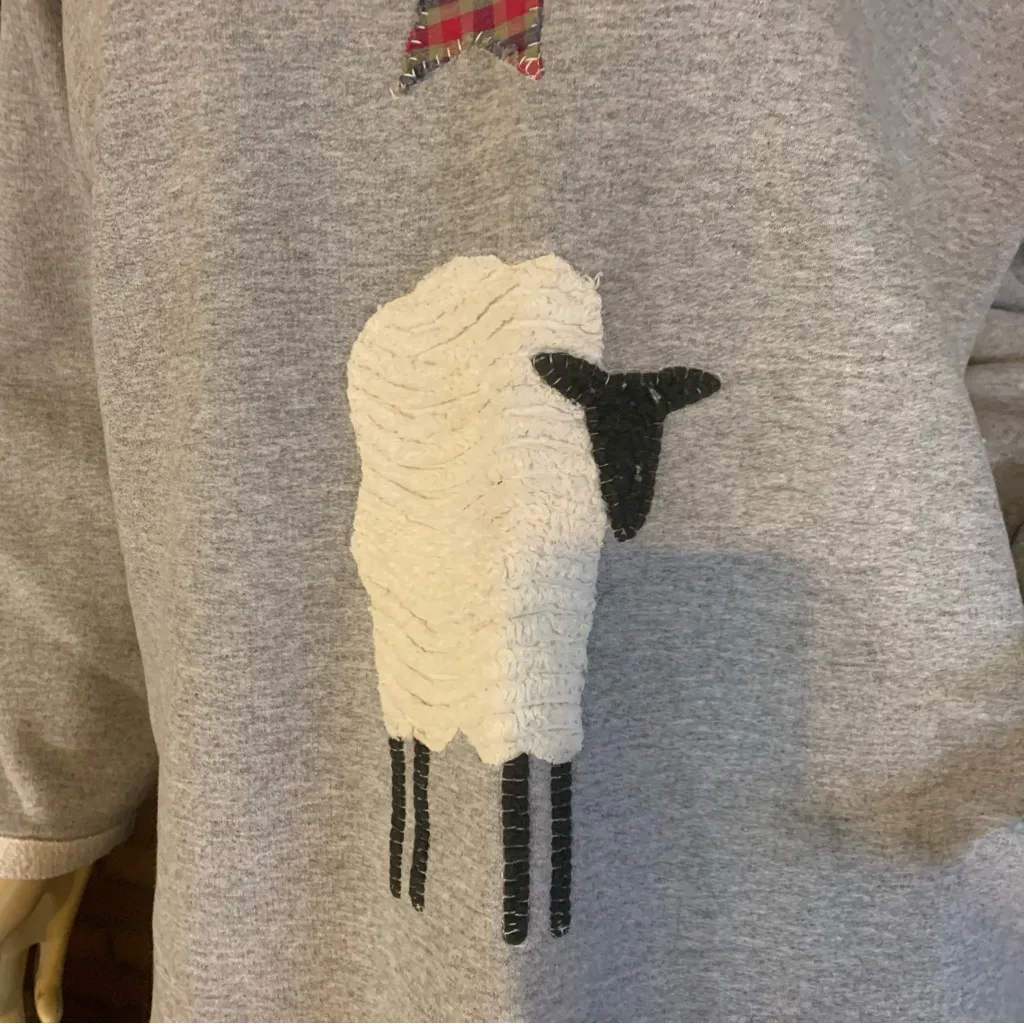 GILDAN GRAY SHEEP THEMED CREW NECK PULLOVER SWEATSHIRT (M) - Image 8