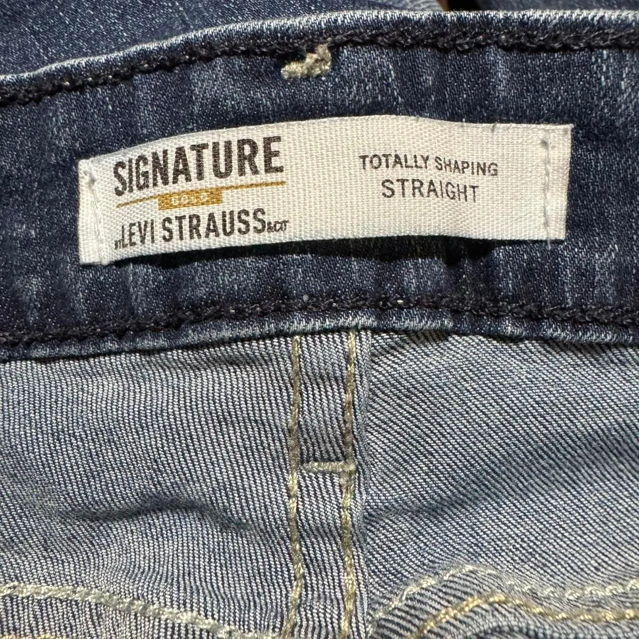 Signature Levi Strauss Women’s Size 20M W35 L32 Totally Shaping Straight Jeans - Image 4