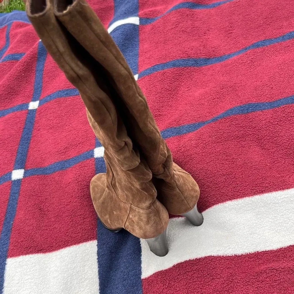 Cute Y2k Banana Republic brown heeled suede slouchy boots
Women’s 6 - Image 4