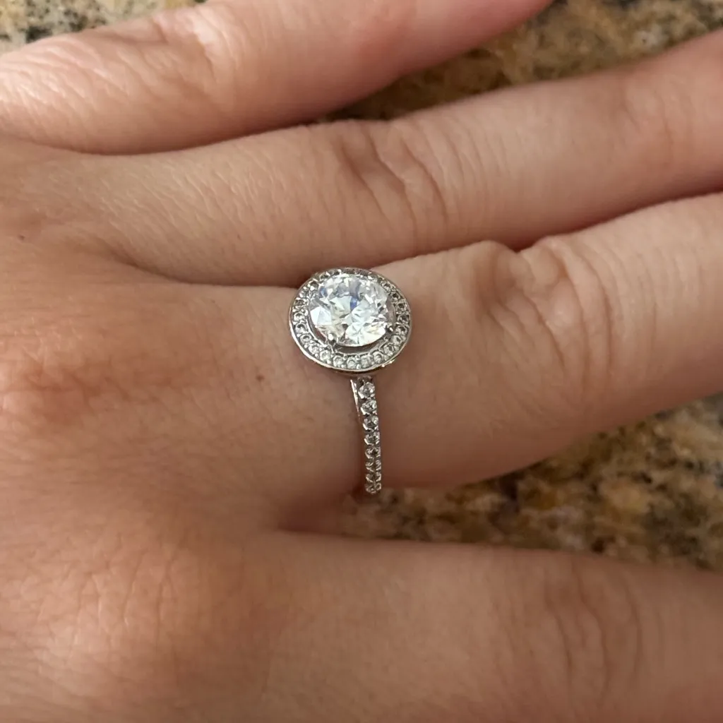 Elegant Silver Diamond Ring size 7 - Image 3