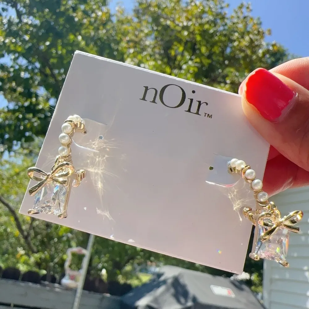 Noir gold tone pearl paved open loop crystal square drop bow earrings - Image 2