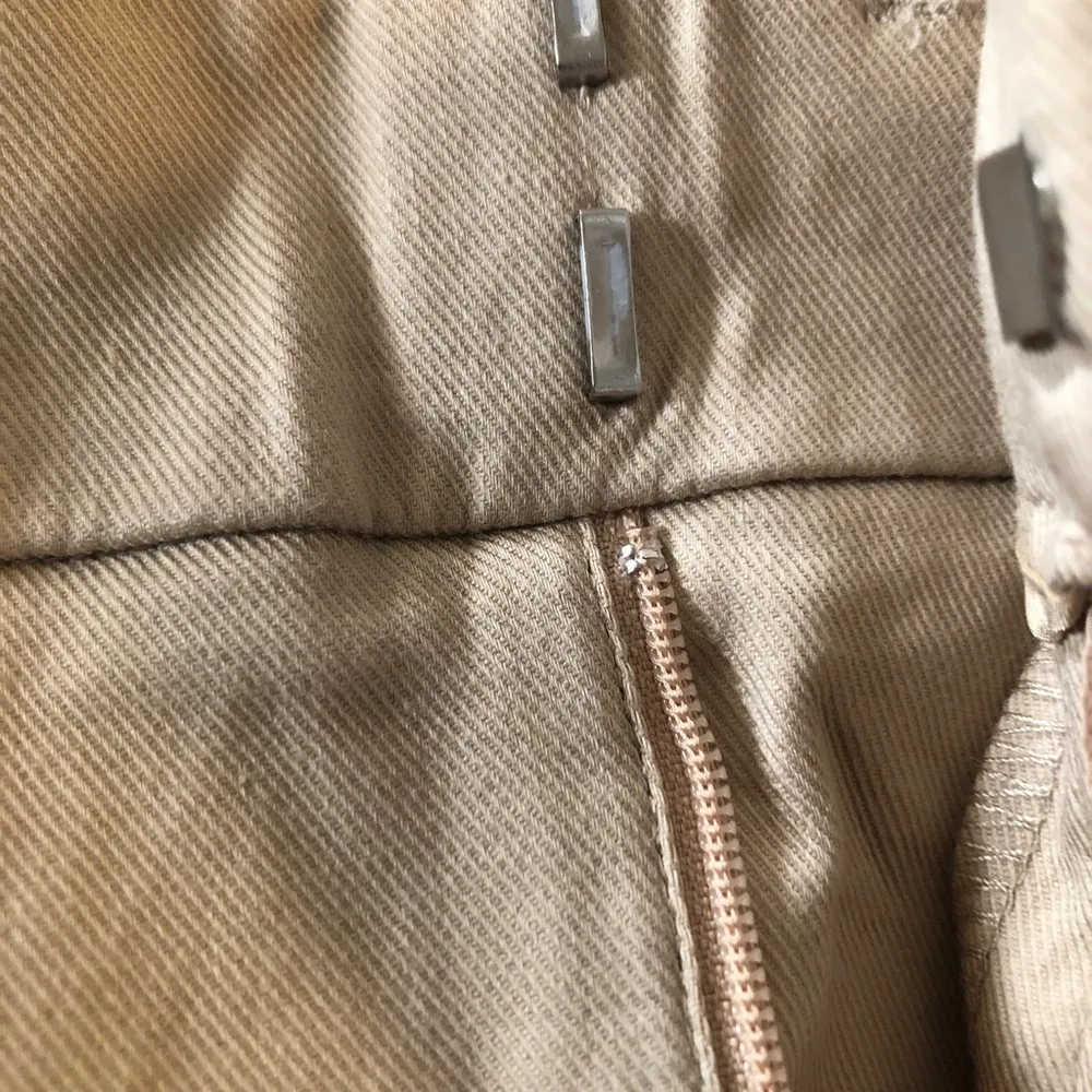 TIME and TRU Womens Cropped Pants Size 6 Beige Zipped Front Pockets New - Image 9