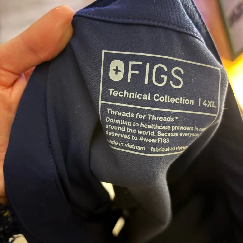 FIGS Navy Scrub Set | Rafaela Top & Kade Cargo Pants | Size 4XL | Like New - Image 9