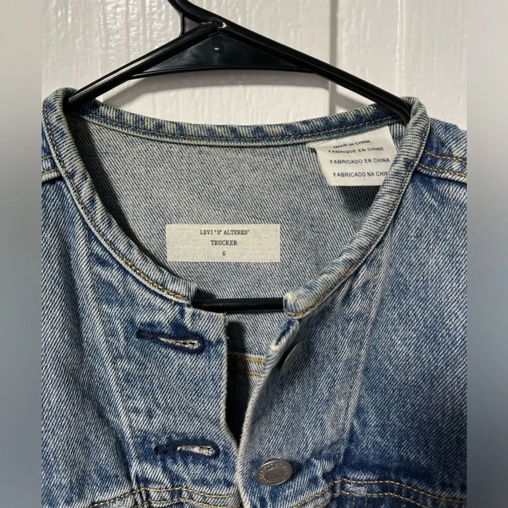 Levi’s Denim Altered Trucker cropped jean Jacket size small - Image 3