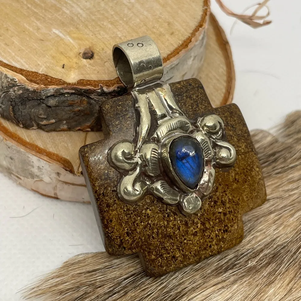 Agate with Laborite pendant from India. Slip on to your favorite necklac… - Image 4