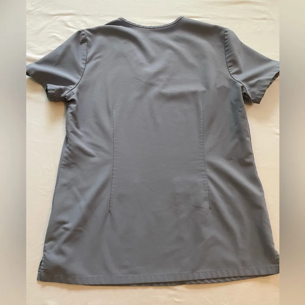 FIGS Women's casma 3 pocket scrub top. Size XS. Vapor blue rare color - Image 3