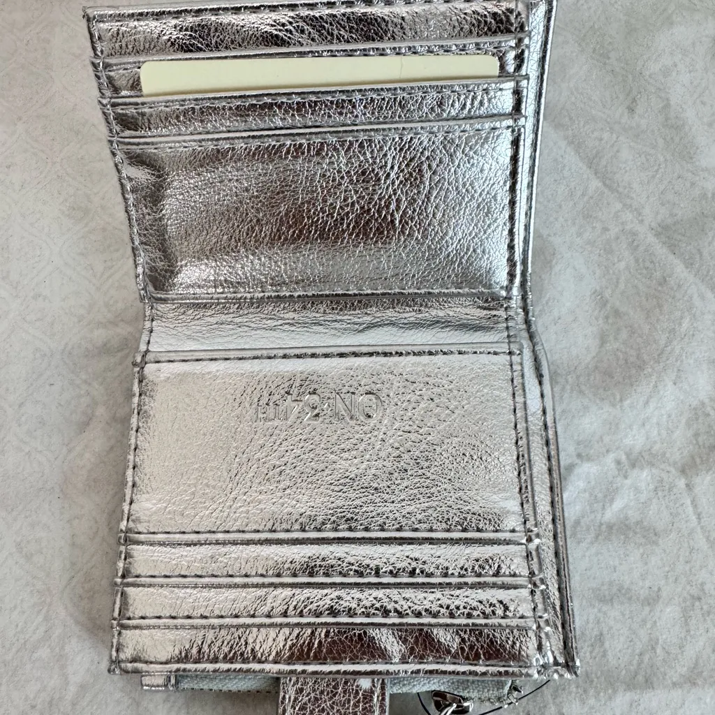 Silver Leather Wallet with Textured Finish and Secure Flap‎ - Image 6