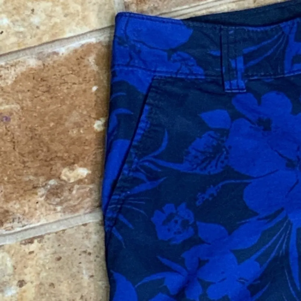 Old Navy Sapphire Blue Floral Print High Rise Shorts Pockets Size 2 - Image 3
