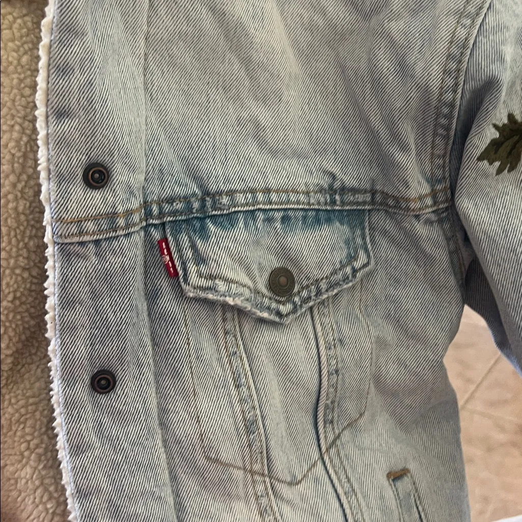 Levi’s Sherpa Trucker Denim Jacket with Floral Embroidery – Size S - Image 6