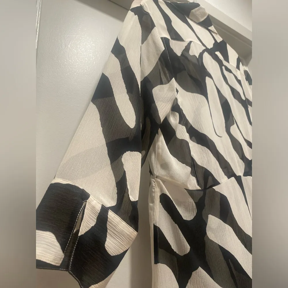 VTG Early 2000s Chico's Black & White Abstract Print Silk Button-Down Blouse - S - Image 11