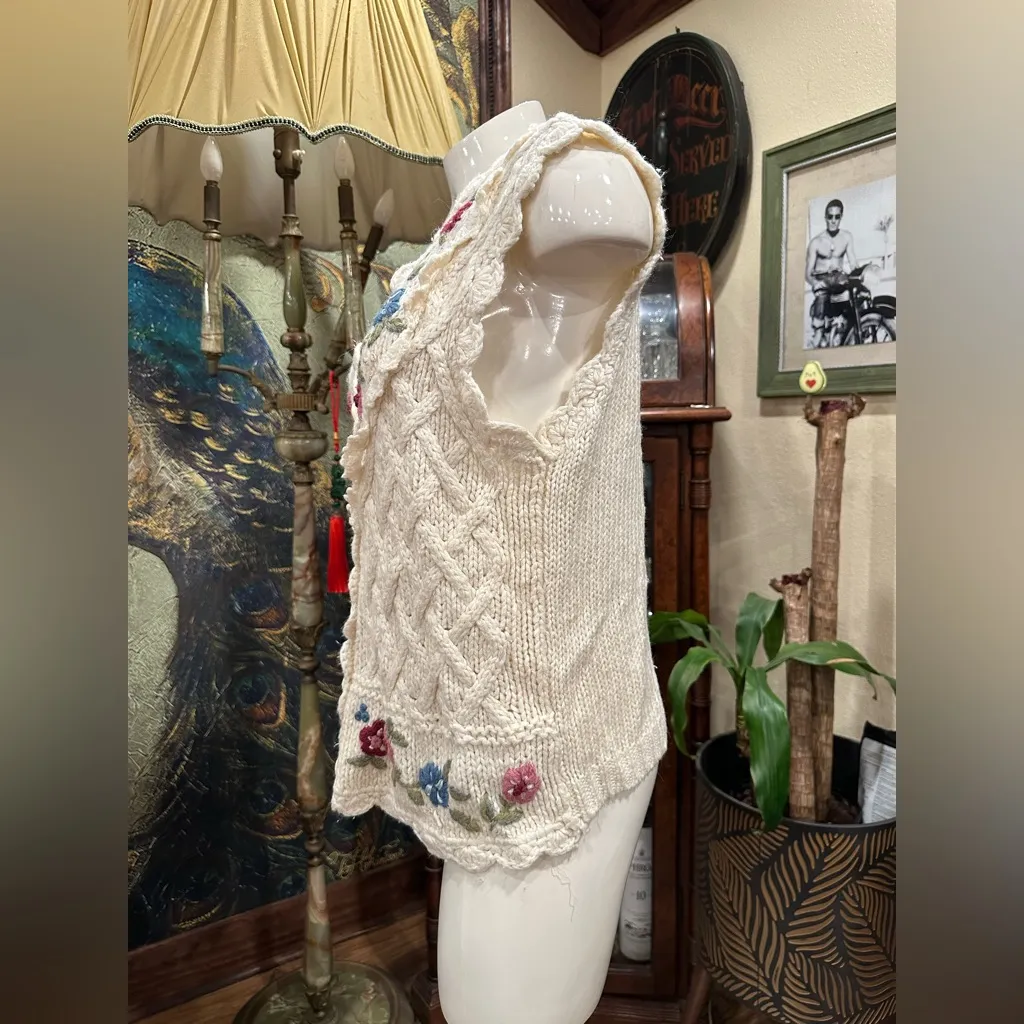 EUC VINTAGE Bobbie Brooks Cream and Pink Quilted Vest with Floral Pattern - Image 2