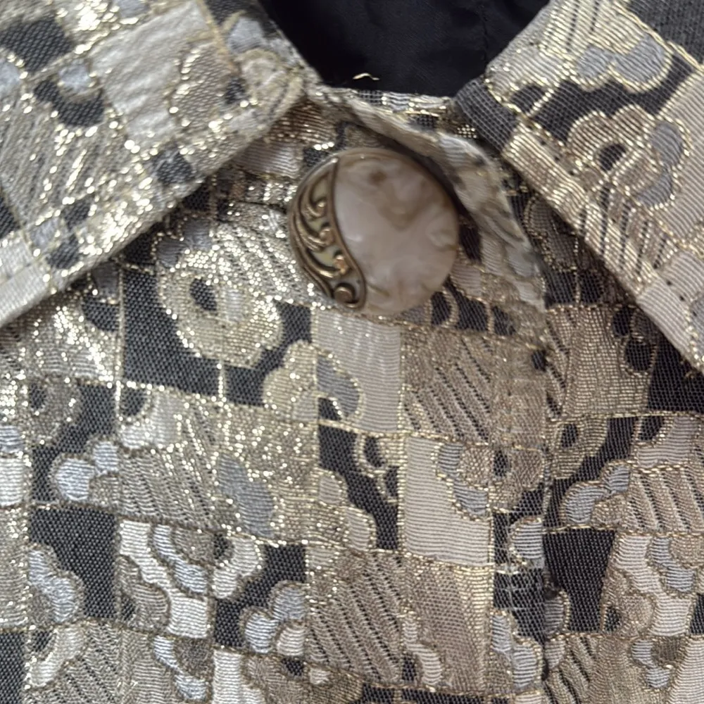 Gorgeous, vintage dolce and Gabbana blazer with gold accent and buttons size XS - Image 7