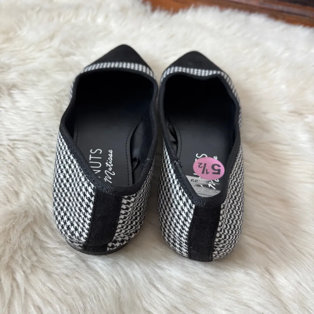 Coconuts by Matisse Houndstooth Black Pointed Toe Flats - Image 6