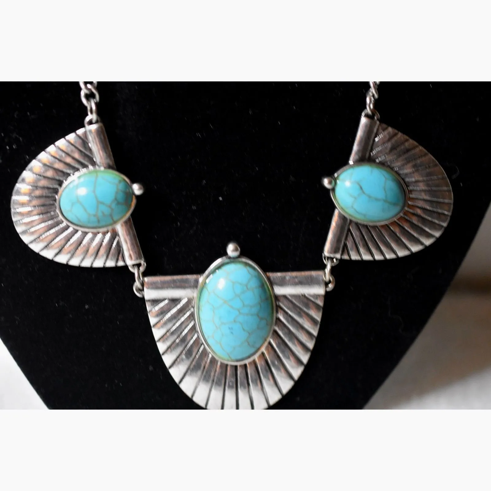 Captivating Western Matte Silver Tone Turquoise 18" Link Chain Necklace - Image 2