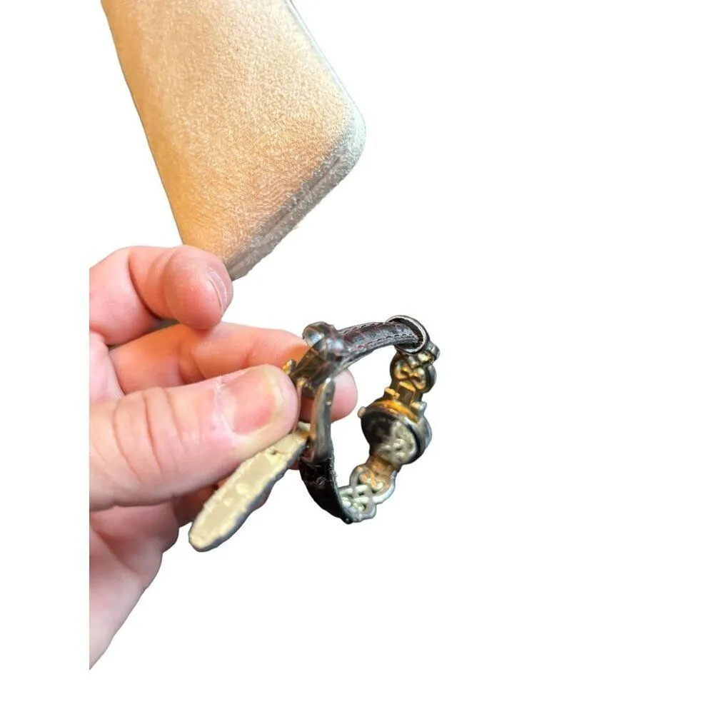 Vintage Geneva Women's Gold Watch With Intricate Band - Image 2