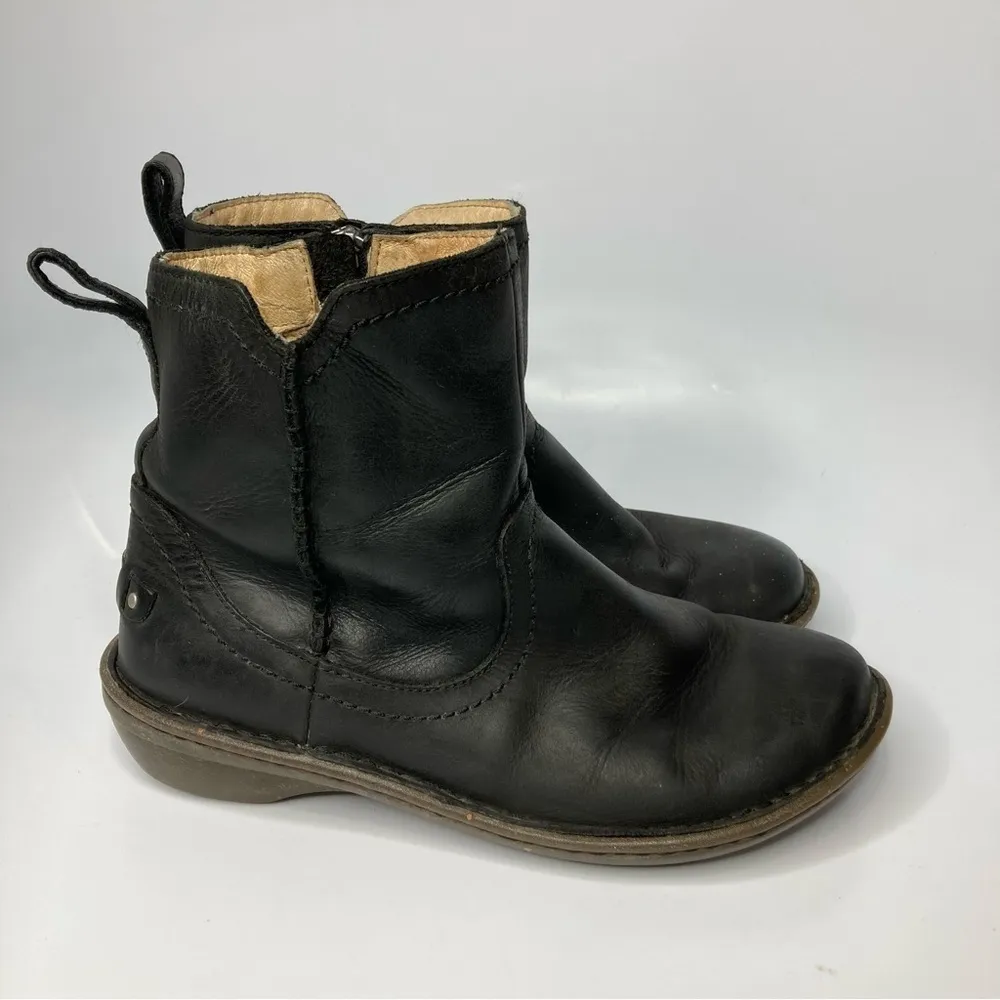 UGG Neevah short boot black leather Shearling‎ lined size 7 - Image 2
