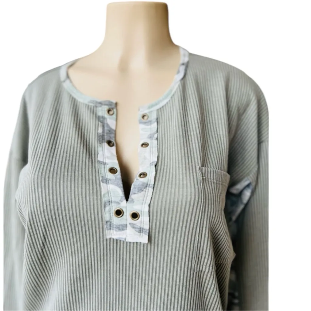 Hem & Thread Grommet Detailed Rib Top - Image 4