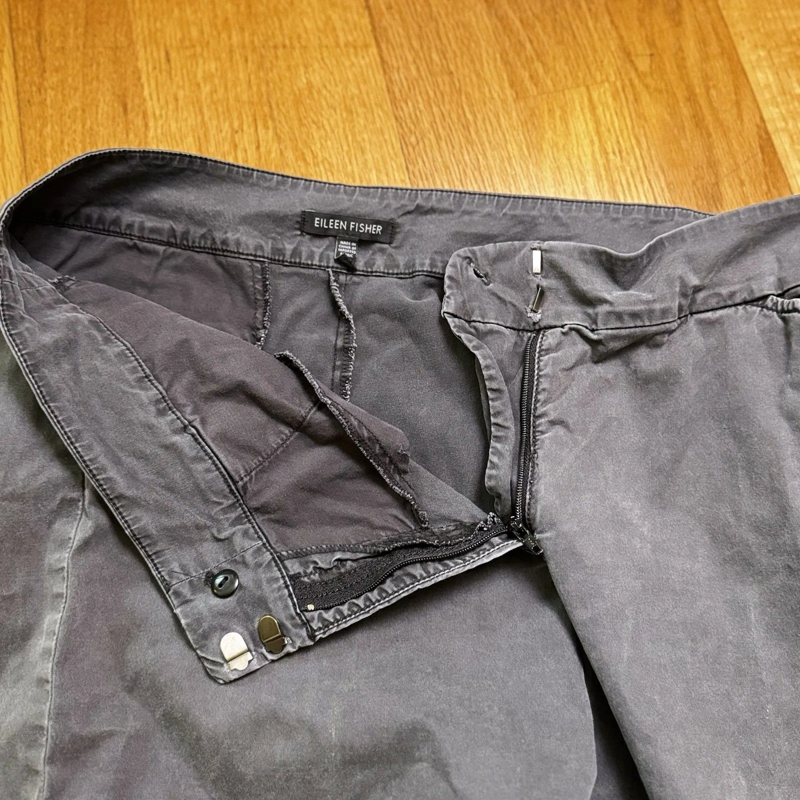 Eileen Fisher Cropped Straight Leg Faded Black Sz 8 Minimalist Preppy Chic - Image 4