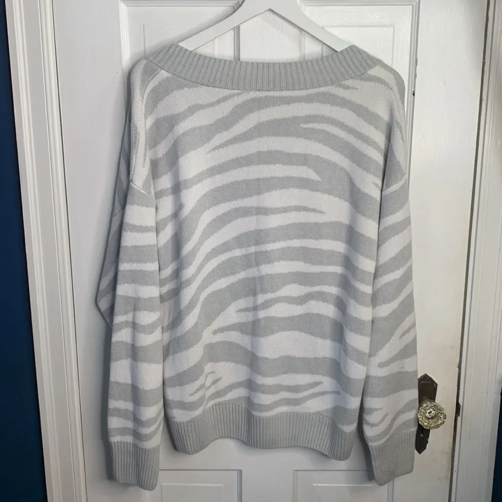 Varley Women’s Calvert Gray White Zebra Print V-neck Oversize Sweater W-170 Sz S - Image 9