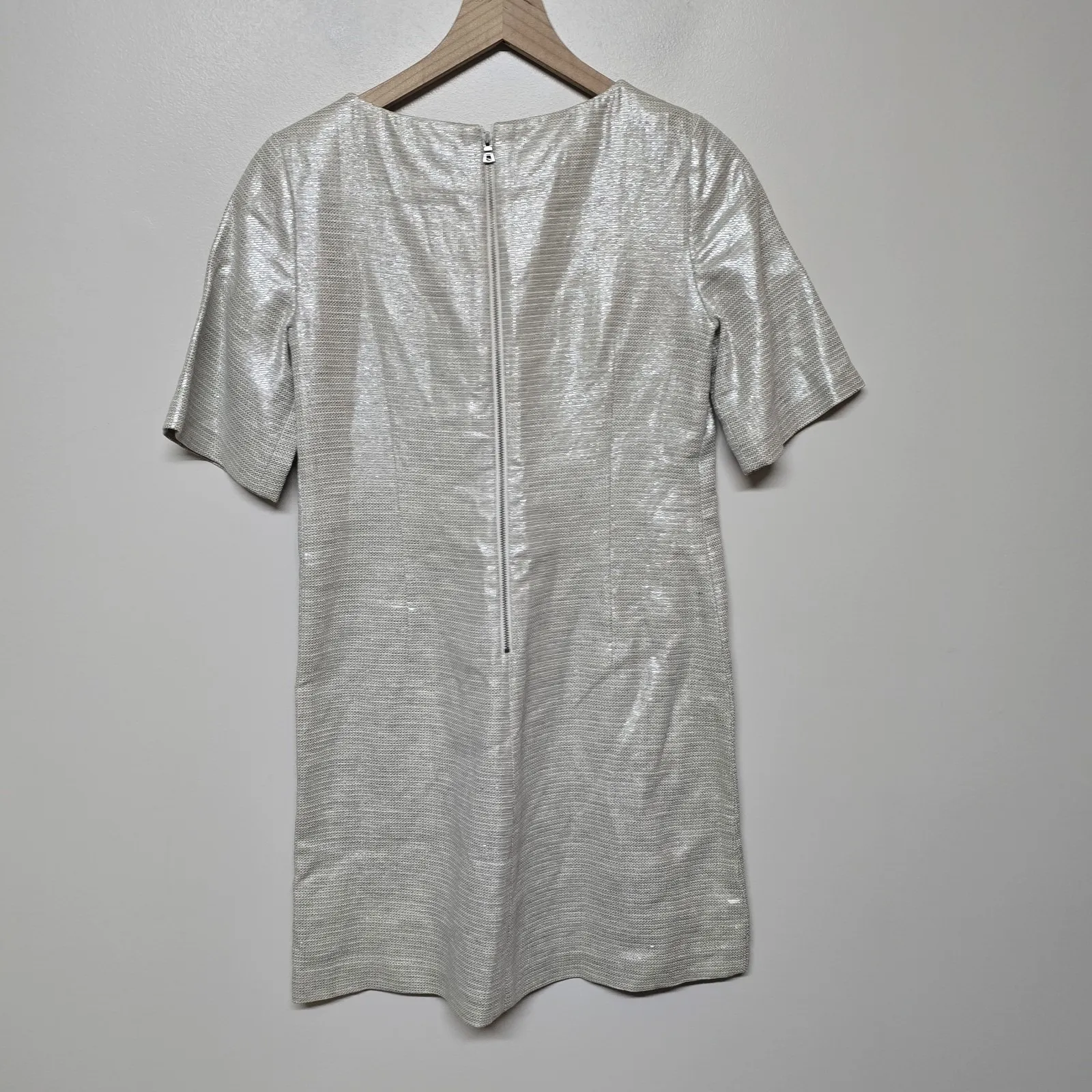 Alice‎ + Olivia Metallic Shift Dress Sz 2 Cream Silver Short Sleeve Zip Back NWT - Image 5