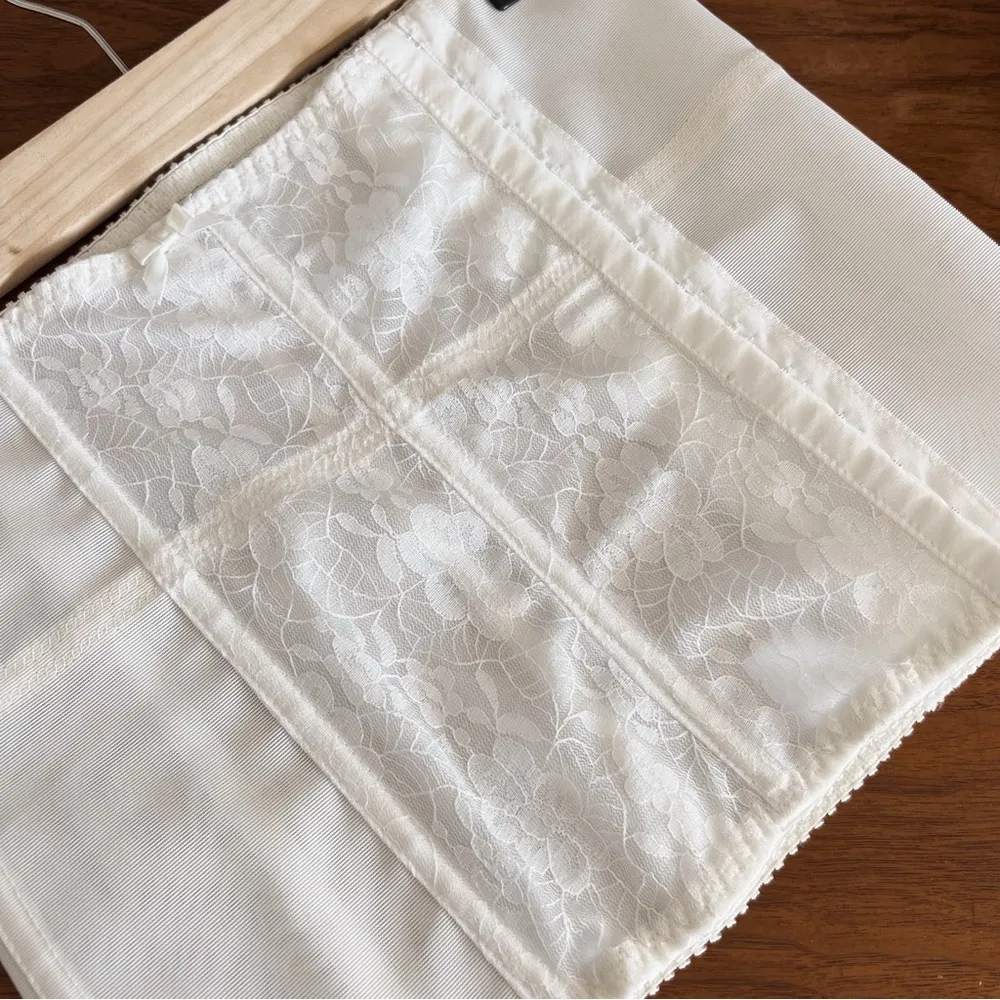 VINTAGE WHITE LACE SHAPE WEAR Size 6 - Image 6