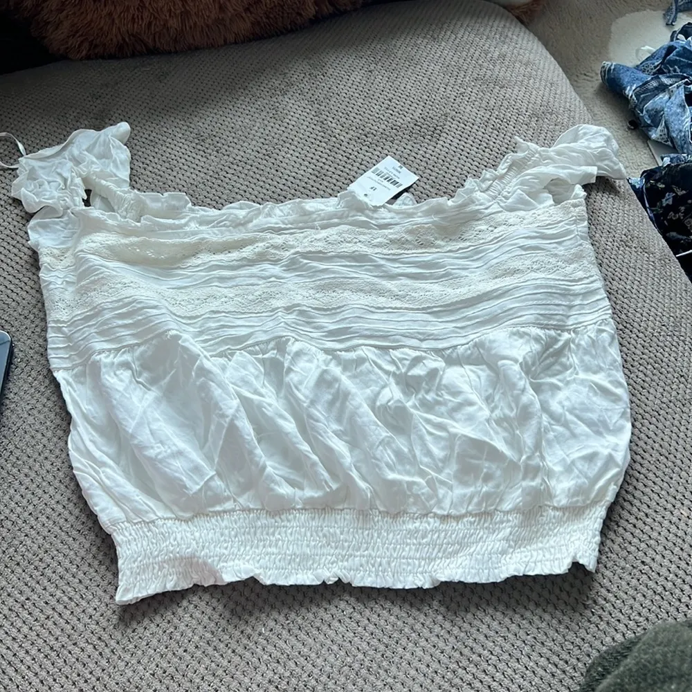 NWT LF SEEK THE LABEL white off the shoulder smocked crop top with lace insert - Image 5