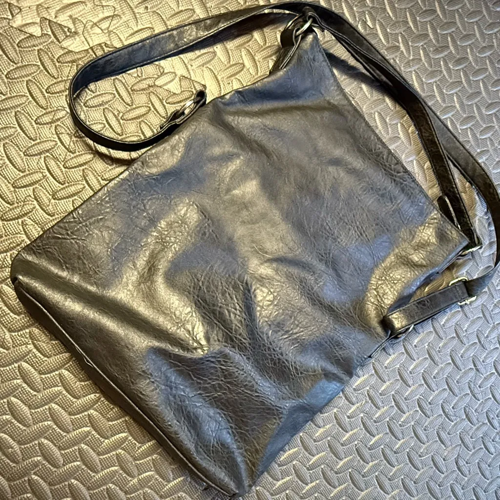 American Eagle Black Messenger Bag With Colorful Lining - Image 4