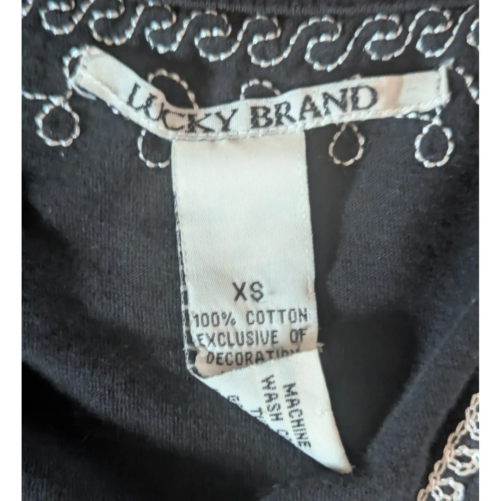 LUCKY BRAND Black White Embroidered V-Neck Cotton Tee XS - Image 4