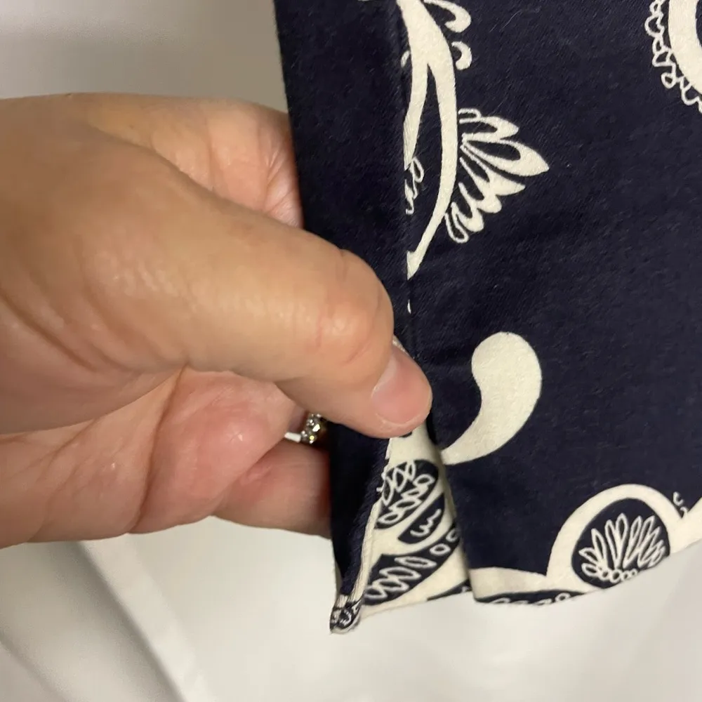 navy/white large flower capri pants size 8 - Image 5