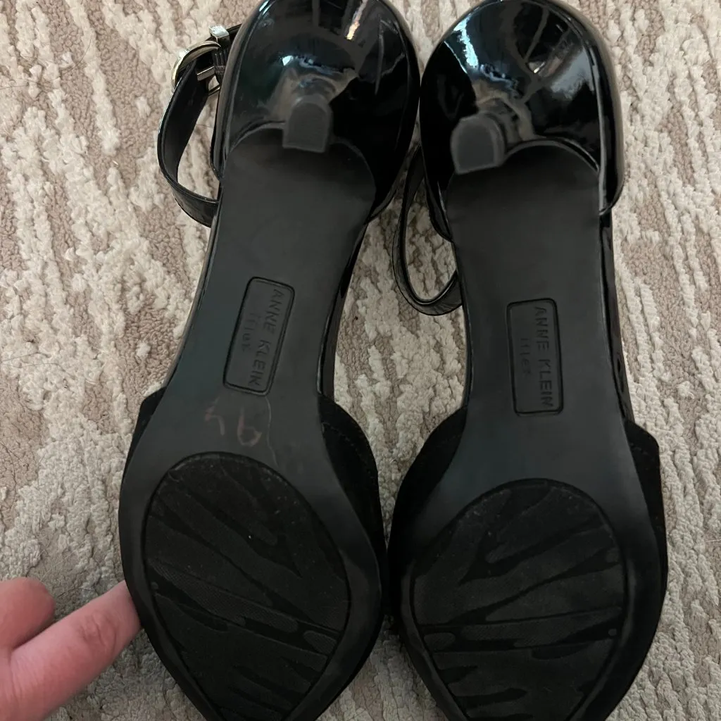 Anne Klein Scalloped Black Kitten Heels - Image 6