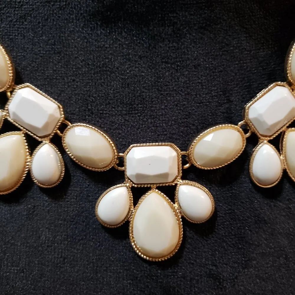 Womesn White & Beige Acrylic Beaded Curb Chain Necklace Jewelry w/ Lobster Clasp - Image 3