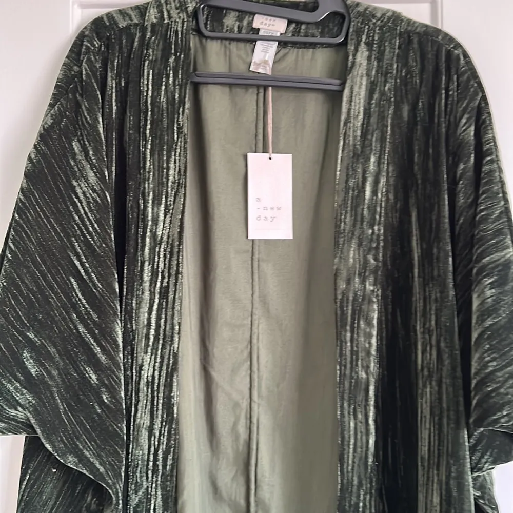 Forest Green Textured Short Sleeve Shrug - Image 2