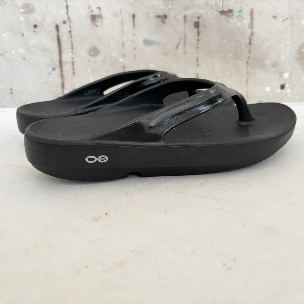 Oofos OOlala Recovery Black Sandal Size 9 - Image 4