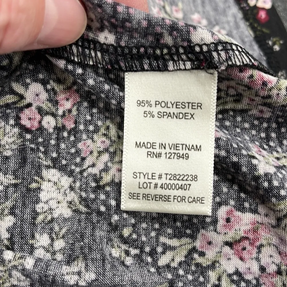 Floral & Ivy NWT Black and Pink Floral Babydoll Top Size Medium - Image 11