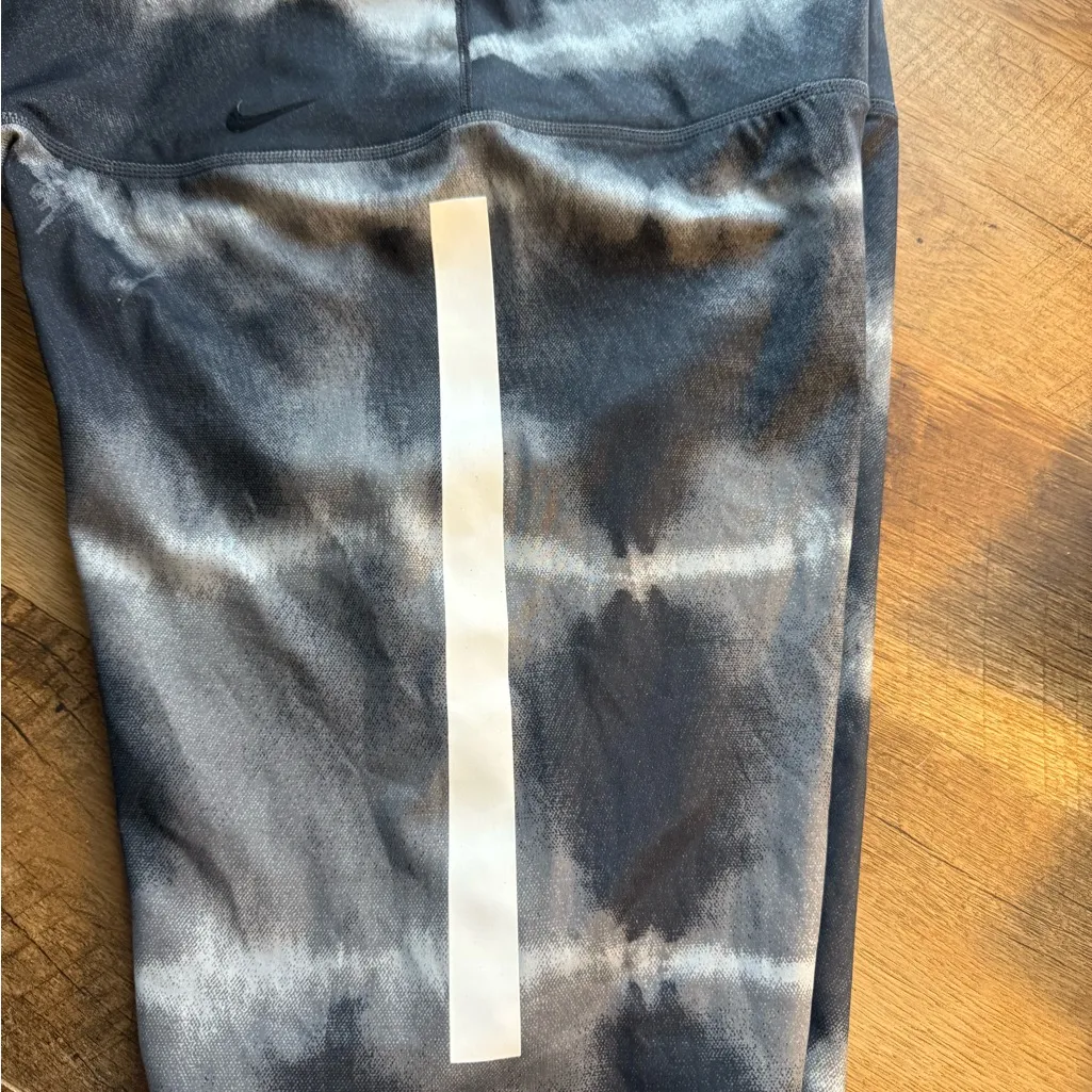 NWT Nike One Luxe Dri-FIT 7" Mid-Rise Printed Training Shorts DO7814-010 Size M - Image 7