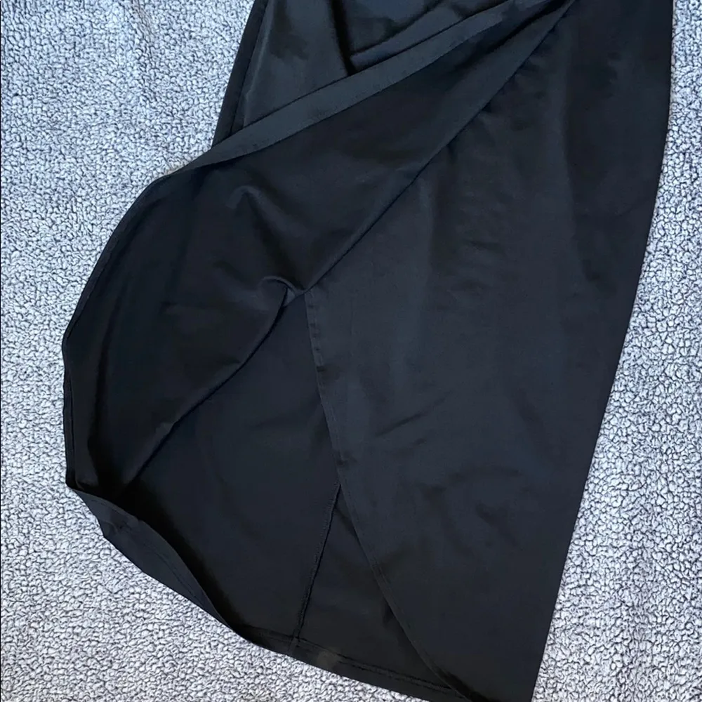 Chic Black One-Shoulder Dress with Sleek Design - Image 5