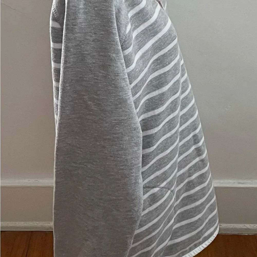 Orvis women’s striped gray 1/4 zip logo pockets pullover sweatshirt, size M - Image 4