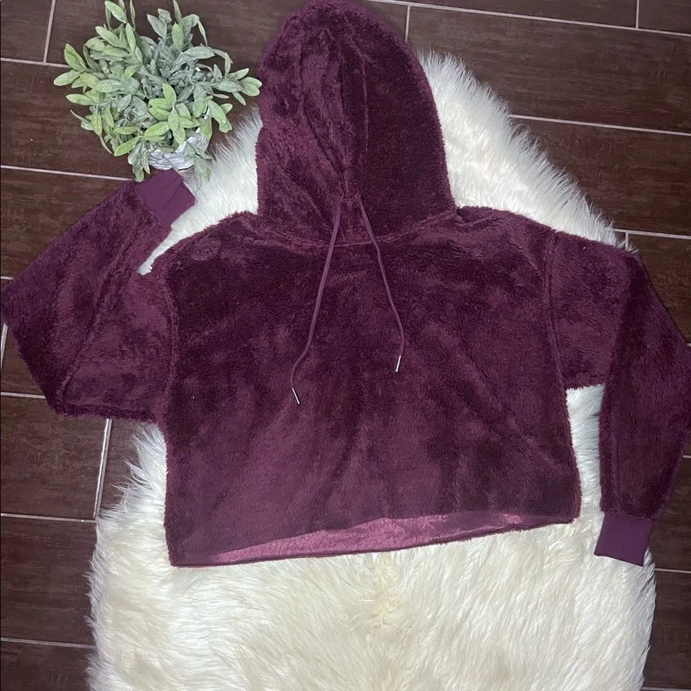 Urban Outfitters burgundy plush hooded crop top sz small - Image 2