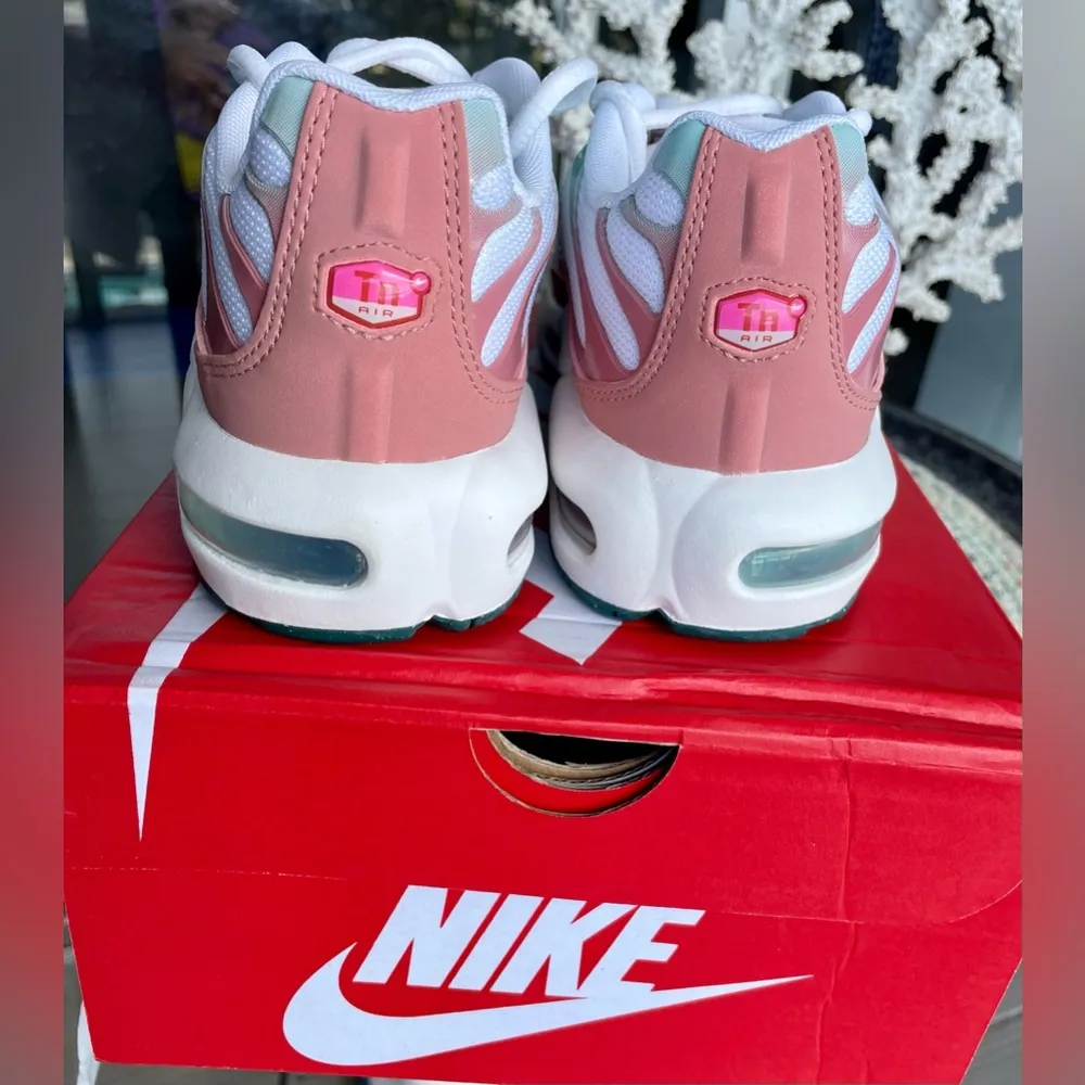 - Airmax Plus (GS) White/Siren Red - Red Stardust |6Y/7.5US/38.5EU - NIB - Image 8